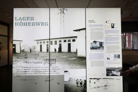 Anhand von Beispielen dokumentiert die Ausstellung die einzelnen Biografien und die brutale Ausgrenzung und Verfolgung, welche die Sinti und Sintizze in Düsseldorf nach 1933 erfuhren. Foto: Landeshauptstadt Düsseldorf/David Young
