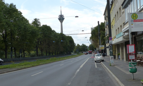 Zwischen Kasernenstraße und Poststraße wird ein zwei Meter breiter Radweg mit 0,50 Meter Sicherheitsabstand eingerichtet, der als Protected Bike Lane zum Autoverkehr abgegrenzt wird. Fotos: Amt für Verkehrsmanagement
