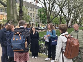 Mitglieder des Ausschusses bei einem Klimaspaziergang, der sie zu verschiedenen Orten in Düsseldorf führte und die lokalen Klimaanpassungsmaßnahmen deutlich machte. Foto: LHD