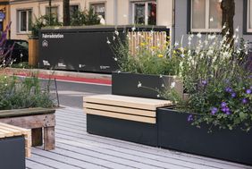 Seit fünf Jahren besteht die Stadttochter Connected Mobility. Seither entwickelt und realisiert sie in Düsseldorf innovative Mobilitätsangebote wie hier die Mobilitätsstation an der Bankstraße. Foto: Connected Mobility Düsseldorf
