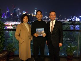 Li Dejian, Dezhuang-Geschäftsführer Wu Tongxian mit Düsseldorf-Präsent, OB Geisel (von links nach rechts)