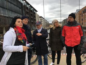 Auf Rad-Tour: (von links) Beigeordnete Cornelia Zuschke, Andreas Röhl, Architekturbüro Gehl, Oberbürgermeister Thomas Geisel, Projektleiterin Theresa Winkels und der Fahrradbeauftragte Steffen Geibhardt