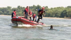 Die Taucherstaffel der Feuerwehr Düsseldorf bei einer Übung im Rhein zum Szenario "Person im Rhein"