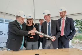 (V.l.) Bürgermeister Wolfgang Scheffler, Schulleiterin Birgit Planken, Dr. Heinrich Labbert, IPM, Stadtdirektor Burkhard Hintzsche, Florian Dirszus, stellvertretender Leiter des Schulverwaltungsamtes; Foto: Michael Gstettenbauer