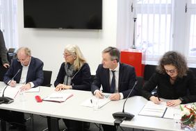 Unterzeichnung der Verträge mit (v.l.) Generalintendant Wilfried Schulz, Ministerin Isabel Pfeiffer-Poensgen,  OB Thomas Geisel und der Kaufmännischen Geschäftsführerin Claudia Schmitz; Foto: Lammert
