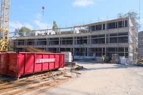 Der neue Erweiterungsbau für das Max-Planck-Gymnasium in Stockum wächst. Derzeit wird der Rohbau hochgezogen; Foto: Gstettenbauer
