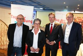 Stellten den "Tag der Bildung" vor (v.l.): Rolf Kessler vom Regionalen Bildungsbüro, Dagmar Wandt, Leiterin Schulverwaltungsamt, Andreas Ehlert, Präsident Handwerkskammer Düsseldorf, und Gregor Berghausen, Hauptgeschäftsführer IHK Düsseldorf; Foto: 