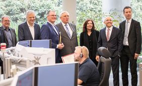 Gesundheitsminister Karl-Josef Laumann, Vertreter der Krankenkassen, die kommunalen Spitzenverbände und die Ärztekammern in Nordrhein-Westfalen unterzeichneten eine gemeinsame Absichtserklärung zum Telenotarzt-Systems. Foto: Feuerwehr