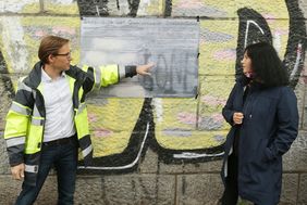 Cornelia Zuschke (r.), Dezernentin für Planen, Bauen, Mobilität und Grundstückswesen der Landeshauptstadt Düsseldorf, und Andreas Schmitz vom Amt für Verkehrsmanagement gaben im Rahmen einer Besichtigung einen Einblick in das Innere der Brücke.