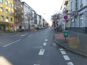 Blick auf die Oberbilker Allee: Zwischen Corneliusstraße und Gustav-Poensgen- Straße werden auf der vierspurigen Fahrbahn, jeweils auf der rechten Fahrspur, Radfahrstreifen markiert. Fotos: Amt für Verkehrsmanagement