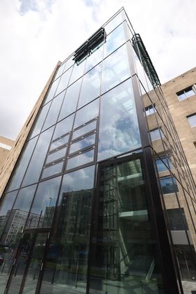 Die neue gläserne Eingangshalle des KAP1: Sie beherbergt drei Aufzüge und eine Treppe; Foto: David Young