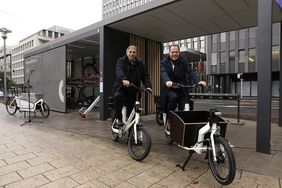 Nahmen die neue Mobilitätsstation am Kirchplatz offiziell in Betrieb: Oberbürgermeister Dr. Stephan Keller und Mobilitätsdezernent Jochen Kral (v.r.). Foto: Ingo Lammert