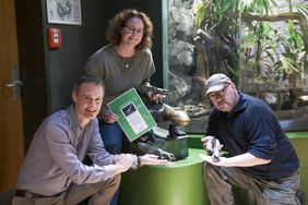 Aquazoo-Direktor Dr. Jochen Reiter (l.), Sandra Honigs (M.), Aquazoo Löbbecke Museum, und der Bildhauer Jörg Mazur stellten die Bronze-Figur "Kleiner Lurch halt durch" vor. Foto: Gstettenbauer