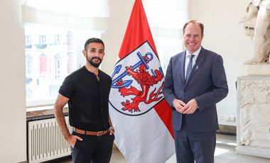 Oberbürgermeister Dr. Stephan Keller und Friedensaktivist Luai Ahmed im Jan-Wellem-Saal des Düsseldorfer Rathauses; Foto: Melanie Zanin