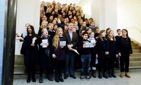 Die Schülerinnen und Schüler des Görresgymnasiums mit Oberbürgermeister Thomas Geisel beim Weihnachtssingen im Rathaus