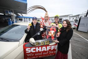 Taxifahrer Heinz Hirsch (links) nahm die ersten Kondome vom Prinzenpaar Carsten II. und Yvonne und Gesundheitsdezernent Prof. Andreas Meyer-Falcke entgegen