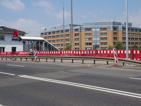 Ab Montag, 20. August, werden die Fahrbahnübergänge auf der Straßenbrücke Hamborner Straße über die Deutsche-Bahn-Gleise erneuert. Foto: Landeshauptstadt Düsseldorf/Amt für Verkehrsmanagement.