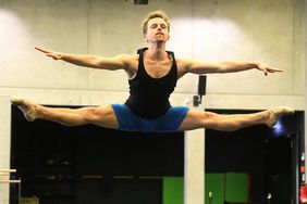 Arthur Stashak, Profi-Tänzer des Balletts am Rhein, führt die Übungen des ReCheck! durch und gibt eine Probe seines Könnens; Foto: Young 