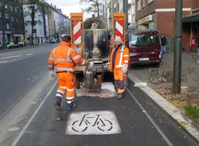 Aktuell laufen noch Markierungsarbeiten für den neuen Radweg auf der Kölner Straße. Sie werden bis Ende der Woche abgeschlossen sein. Foto: Amt für Verkehrsmanagement