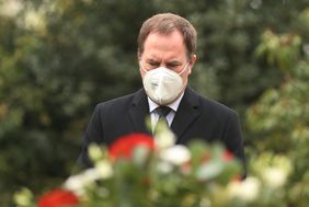Oberbürgermeister Dr. Stephan Keller beim Gedenken an die Corona-Verstorbenen auf dem Düsseldorfer Südfriedhof. Foto: David Young