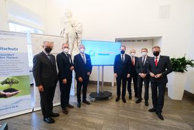 Vor dem Aktionslogo (v.l.): Andreas Schmitz (IHK), Gregor Berghausen (IHK), Lutz Denken (KH), Oberbürgermeister Dr. Stephan Keller, Dr. Axel Fuhrmann (HWK), Thomas Dopheide (KH) und Andreas Ehlert (HWK). Foto: Gstettenbauer
