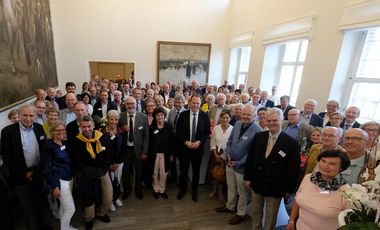 OB Dr. Stephan Keller (vorne Mitte) mit den Gästen des Empfangs im Jan-Wellem-Saal, Foto: Meyer.