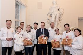 Oberbürgermeister Dr. Stephan Keller (Mitte) mit den Vertreterinnen und Vertretern der Bäcker-Innung und den "Neujährchen" im Jan-Wellem-Saal des Rathauses, Foto: Lammert.