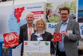 Die Landeshauptstadt Düsseldorf und der Kreis Mettmann sind jetzt Mitglied in der Radregion Rheinland: v.l.: Klaus Harzendorf, Radregion, Katharina Metzker, Düsseldorf, und Philipp Gilbert, Kreis Mettmann. Foto: Uwe Schaffmeister