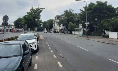 Die Fahrbahn der Hildener Straße und auch der Geh- und Radweg sind in die Jahre gekommen und müssen saniert werden. Baustart ist am Montag, 17. Februar © Landeshauptstadt Düsseldorf, Amt für Verkehrsmanagement 
