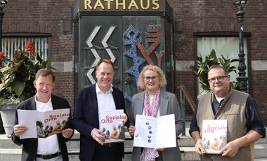 (V. l.) Stadtdirektor Burkhard Hintzsche, OB Dr. Stephan Keller, Marion Warden, Vorstandsvorsitzende der AWO, und Stephan Glaremin, Leiter des Amtes für Soziales und Jugend,  stellten die Broschüre im Rathaus vor; Foto: Ingo Lammert