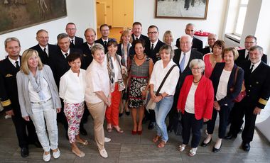 Bürgermeister Friedrich G. Conzen empfängt Bundeswehr-Admirale und ihre Ehefrauen; Foto: Lammert