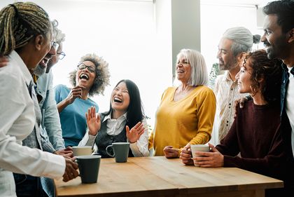 Menschen, die miteinander im Gespräch sind, Foto: iStock, Vanessa Nunes