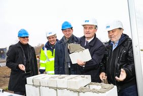 Grundsteinlegung für die neue Realschule Golzheim mit (v.l.): Bauunternehmer Dr. Michael Burkhardt, IPM-Geschäftsführer Dr. Heinrich Labbert, Stadtdirektor Burkhard Hintzsche, OB Thomas Geisel und Bürgermeister Wolfgang Scheffler. Foto: Zanin