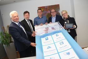 Stellten die neue Senioren-App "Gut versorgt in Düsseldorf" vor (v.l.): Sozialamtsleiter Roland Buschhausen, Stadtdirektor Burkhard Hintzsche, App-Entwickler Felix Lessmann und Michael Bley sowie Seniorenratsvorsitzende Ulrike Schneider. Foto: Lammert