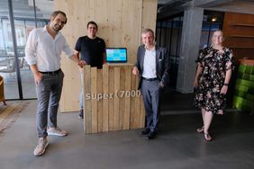 Oberbürgermeister Thomas Geisel (Mitte rechts) beim Besuch im Coworking Space der Super 7000 GmbH mit Fabio Ziemßen (links), Markus Lezaun (Mitte links) und Silke Roggermann (rechts); Foto: Gstettenbauer