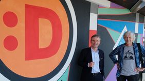 Graffitikunst als Graffitischutz: Am S-Bahnhof Wehrhahn hat Künstler Klaus Klinger von Farbfieber e.V. auf Initiative von Oberbürgermeister Thomas Geisel (links) und im Auftrag der Deutschen Bahn ein Kunstwerk angebracht. Foto: Wilfried Meyer