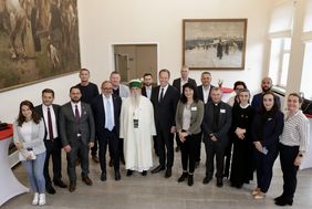 Oberbürgermeister Dr. Stephan Keller (Mitte) empfing am Montag, 16. Mai, eine albanische Delegation im Jan-Wellem-Saal des Düsseldorfer Rathauses. Foto: Ingo Lammert
