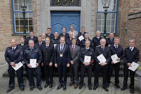 Oberbürgermeister Dr. Stephan Keller hat am Mittwoch, 25. Mai, 18 Feuerwehrleute im Jan-Wellem-Saal des Rathauses für 25- beziehungsweise 35-jährige Zugehörigkeit zur Feuerwehr ausgezeichnet. Foto: Ingo Lammert