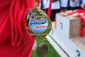 Alle teilnehmenden Kinder beim Petit Départ erhielten ein T-Shirt und eine Medaille, © Foto: Landeshauptstadt Düsseldorf / Uwe Schaffmeister