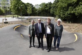 Eröffnung der Pumptrackanlage in der Freizeitanlage Heerdt - Gruppenbild v.li. Eva Kulot (Sportamt), Bezirksbürgermeister Rolf Tups, Stadtdirektor Burkhard Hintzsche und Ulrike Volmer (Gartenamt). Fotos: Ingo Lammert