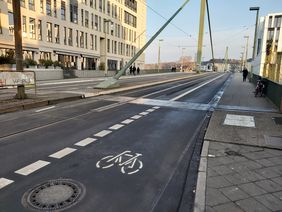 Foto von neuem Fahrradschutzstreifen auf der Franklinbrücke