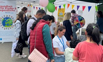 Interessierte Menschen am Infostand
