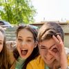 happy teenage students or friends having fun (Gruppe junger Leute machen Spaß) © Syda Productions - Fotolia/AdobeStock