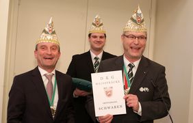 Neuer Ehrenmützenträger: Oberbürgermeister Thomas Geisel und Burkard Brings, Präsident der DKG Weissfräcke,(c)Landeshauptstadt Düsseldorf/Ingo Lammert