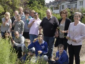 Schüler der Mosaikschule im Zentralschulgarten mit (v.r.) Dagmar Wandt, Leiterin des Schulverwaltungsamtes, Martina Hankammer, Sprecherin der Provinzial-Stiftung und Sascha Grünewald, Organisator des Schulgartens; Foto: Meyer