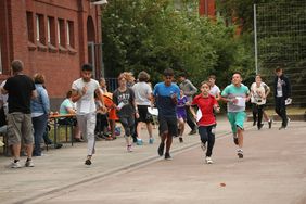 Laufen für den guten Zweck: Die Schülerinnen und Schüler in Aktion.