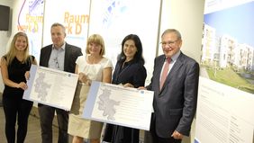Ausstellungseröffnung im Rathaus mit (v.l.): Alla Pavlova, Richard Henning (beide HGMB Architekten), Bürgermeisterin Klaudia Zepuntke, Beigeordnete Cornelia Zuschke und Jürgen Heddergott,  Städtische Wohnungsbaugesellschaft Düsseldorf. Foto: Meyer