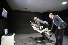 Virtuelle Realität und Spiel werden im "Icaros" verbunden. Mit Ganzkörpereinsatz müssen hier "Flugaufgaben" gelöst werden. Foto: Ingo Lammert