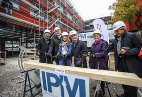 Deckenfest in Gerresheim: (v. l.) Stadtdirektor Burkhard Hintzsche, Schulleiter Raphael Flaskamp, Schülersprecherin Annika Berkenkamp, OB Thomas Geisel, Dagmar Wandt (Leiterin des Schulverwaltungsamts), Dr. Heinrich Labbert (IPM). Foto: Melanie Zanin