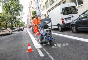 Die Erweiterung der Radwege läuft auf Hochtouren. Foto: Melanie Zanin